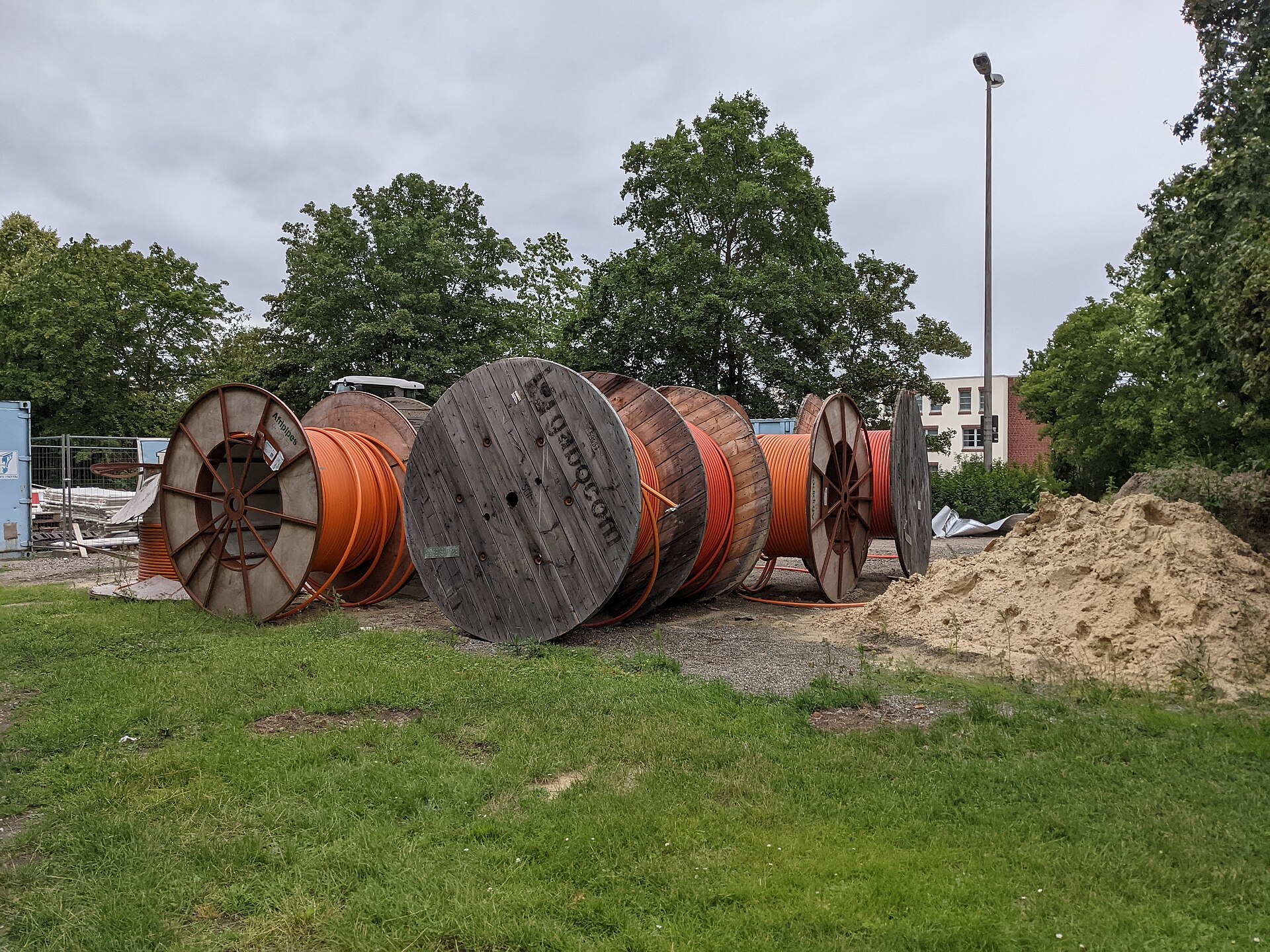 Bobine e cavidotti in un cantiere fibra ottica